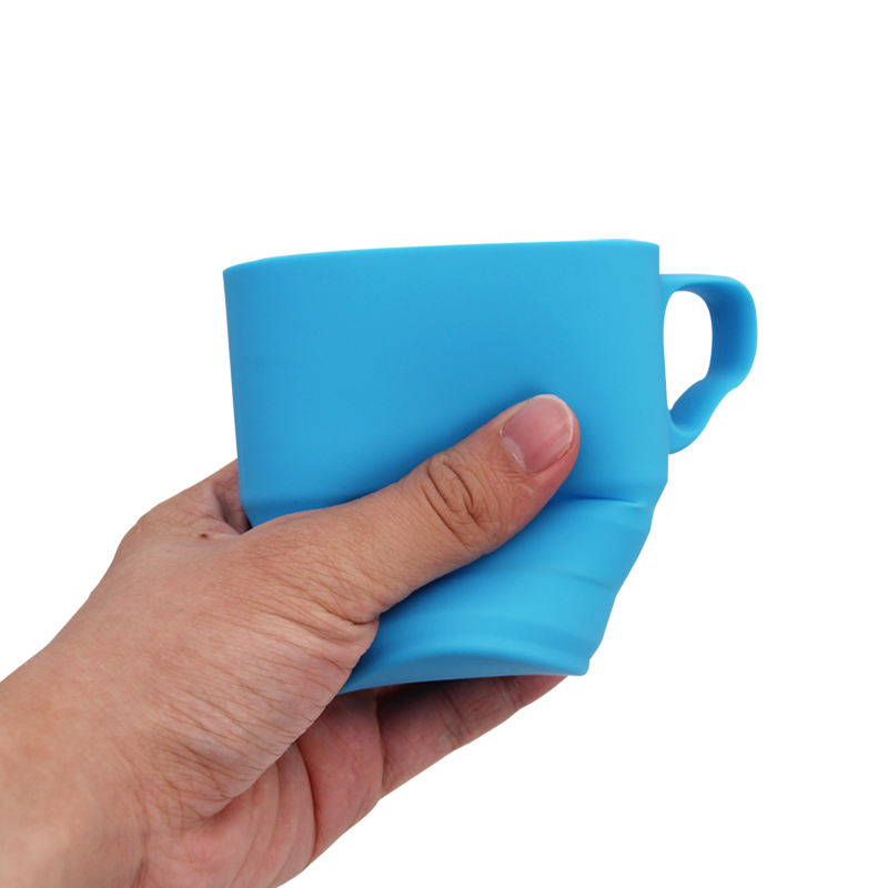 Taza de caf&eacute; reutilizable plegable del silic&oacute;n libre de BPA reutilizable del logotipo de encargo del viaje port&aacute;til del OEM del ODM con la tapa