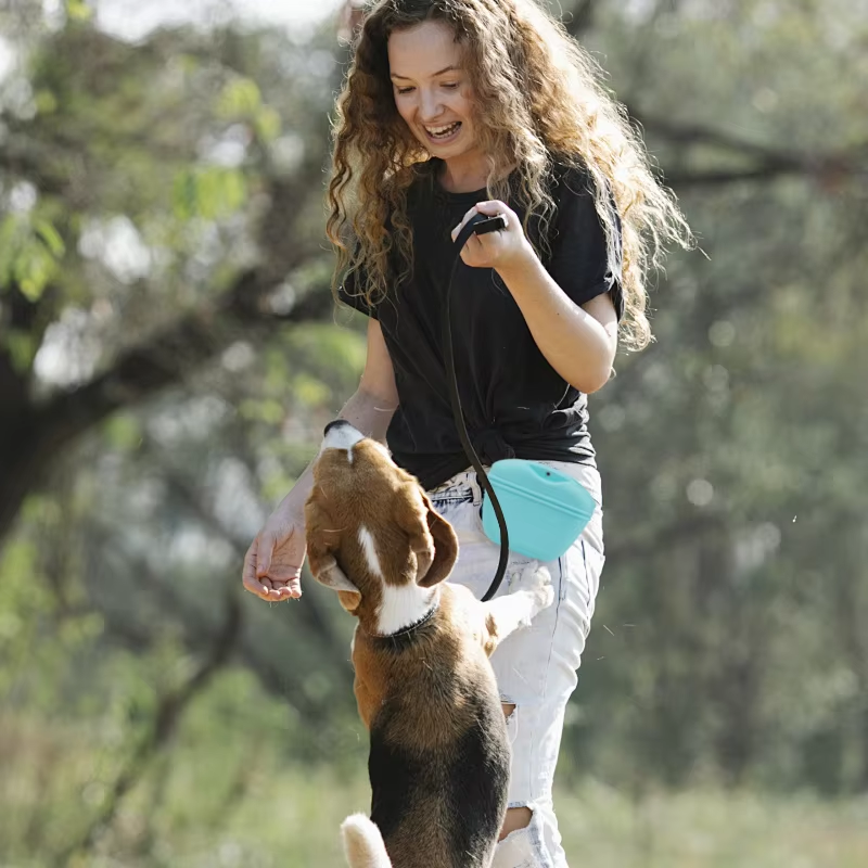 Bolsa de silicona para golosinas para perros - Cierre magn&eacute;tico con clip para la cintura