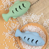 2025 reci&eacute;n llegados pez de silicona juguete gatos suministros para mascotas perros snacks juguetes de menta goma Happy Bite palo para gato